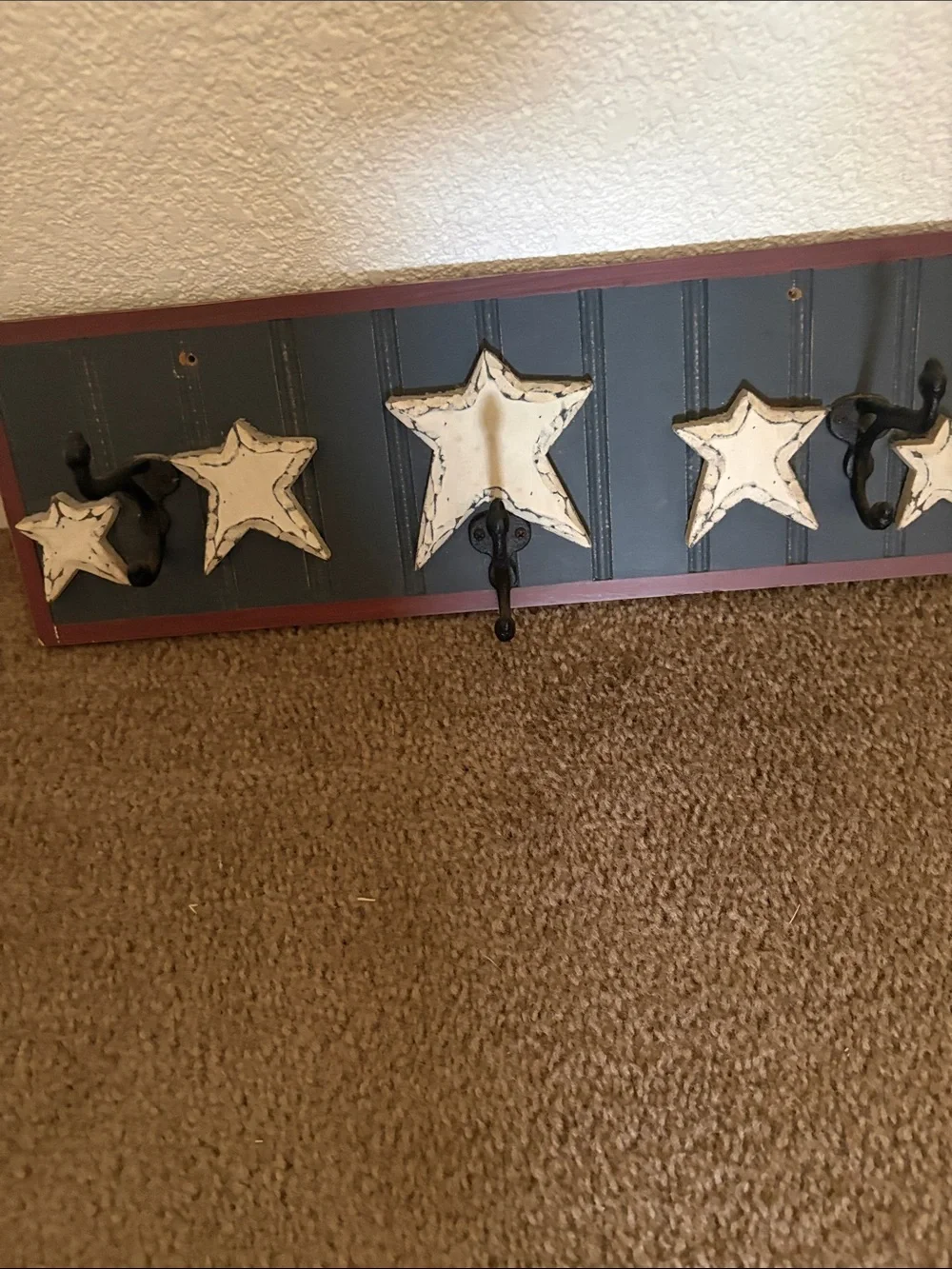 Farmhouse Star Wall Hook Rack in Beige and Black -